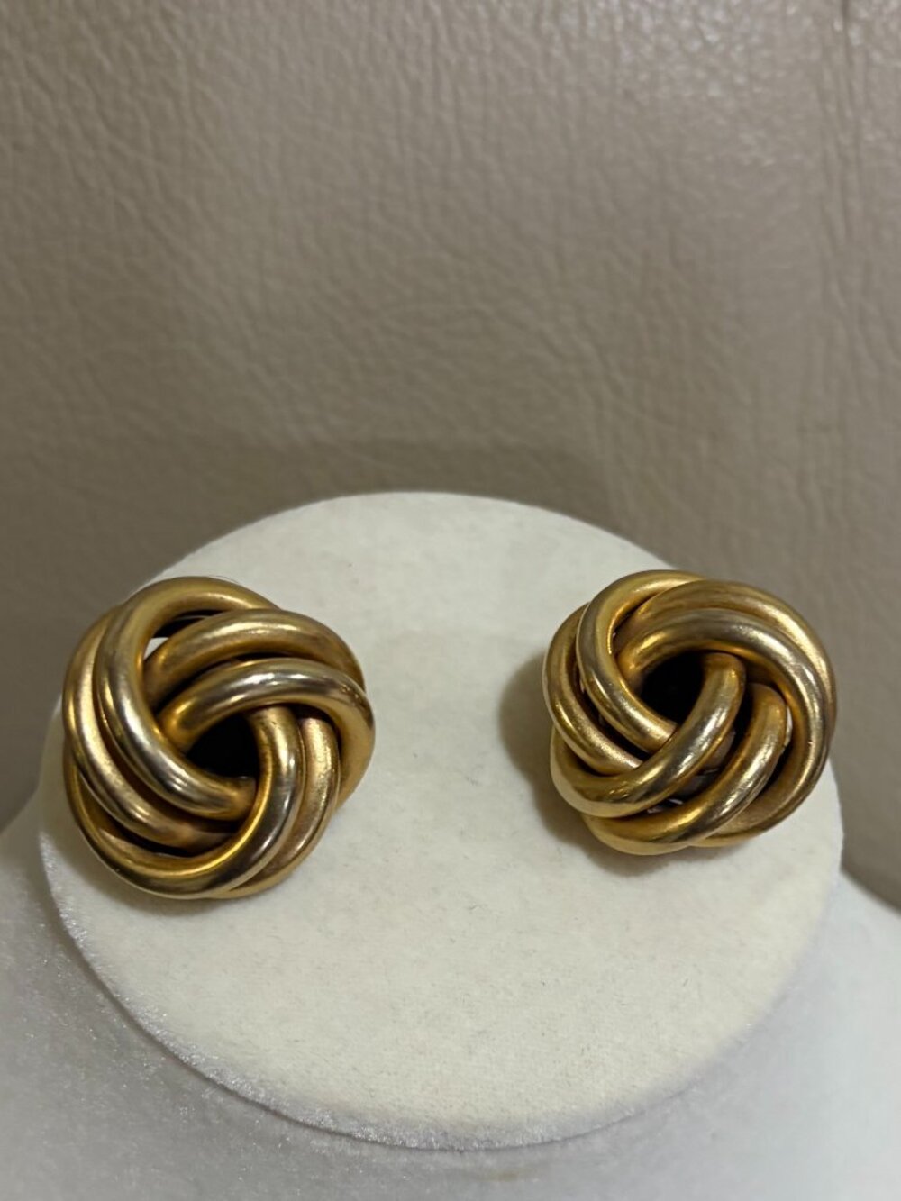 Erwin Pearl clip earring (Preowned)